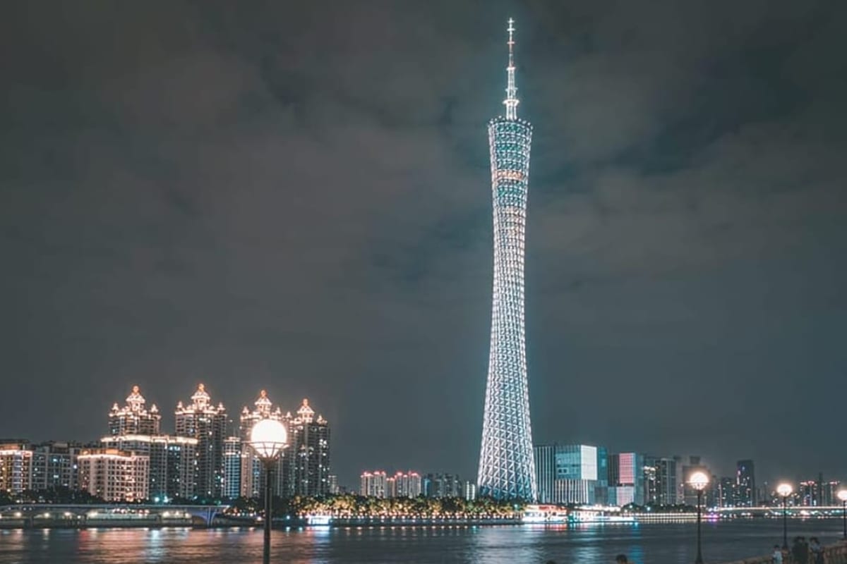 Torre de Cantão e o rio das Pérolas à noite