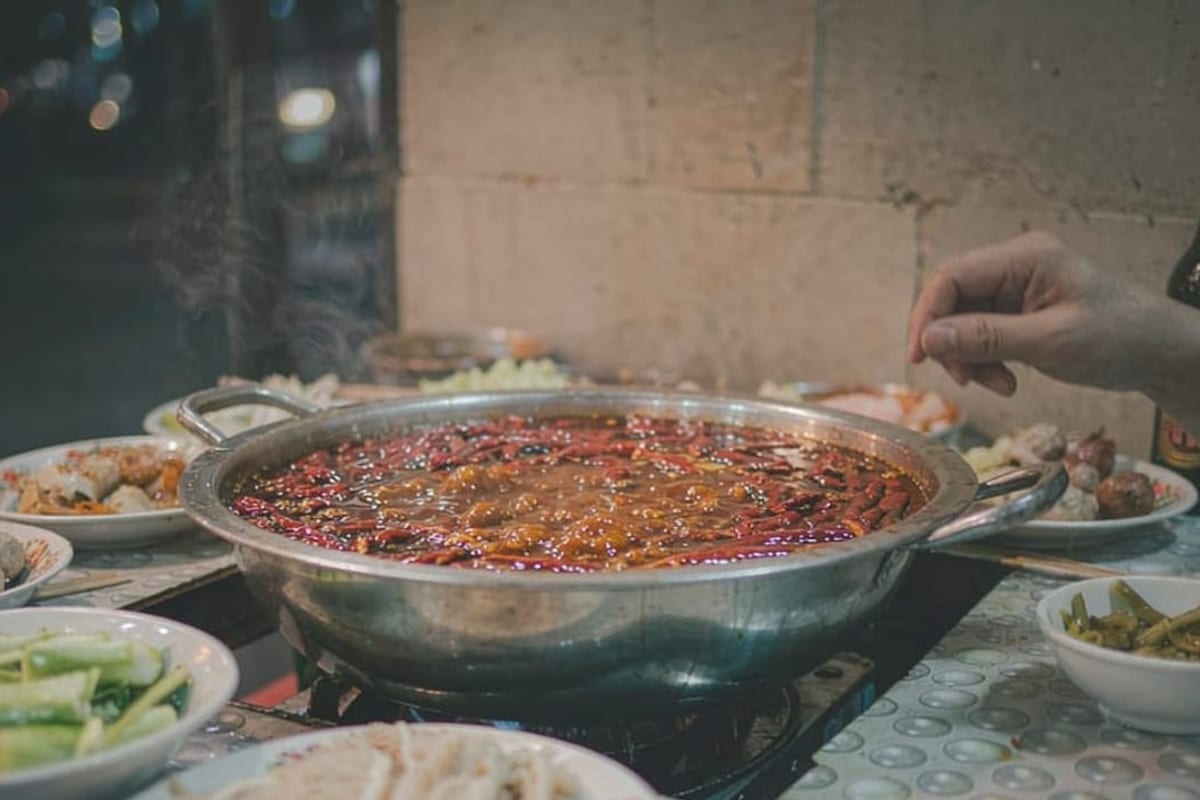 Panela de hotpot chinês a ferver sobre a mesa