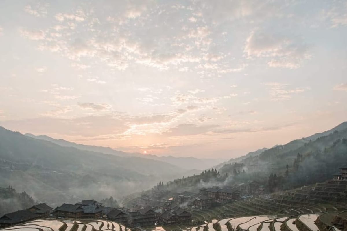 Arrozais em socalcos verdes na região de Guilin