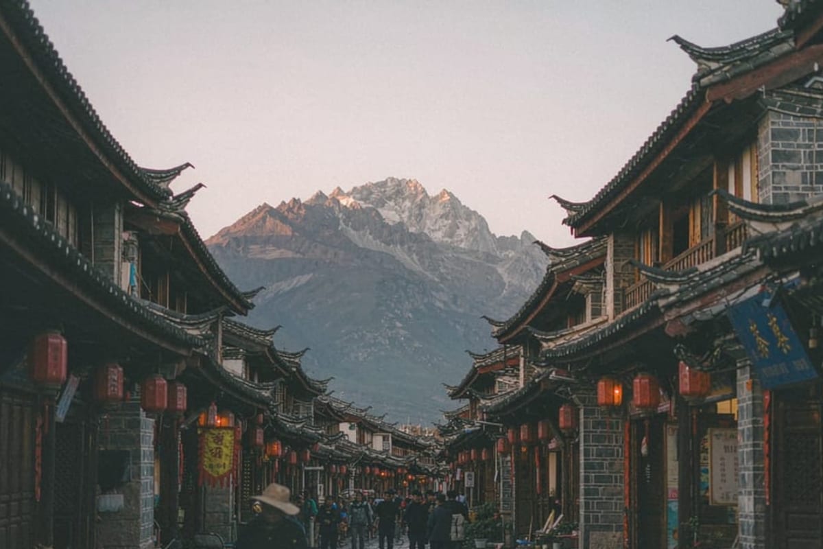 Cidade antiga de Lijiang e a montanha