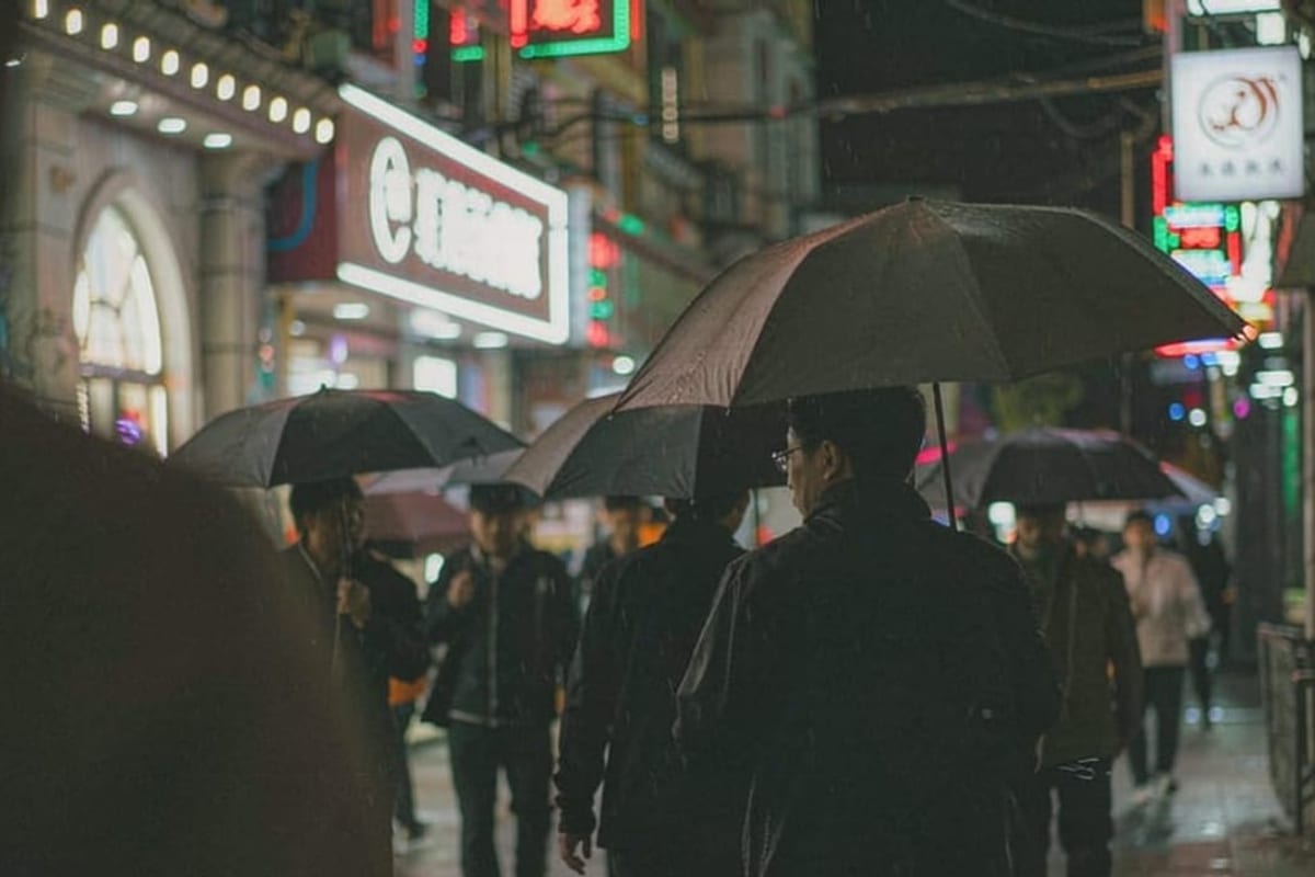 Rua de Xangai à noite com reflexos de neon