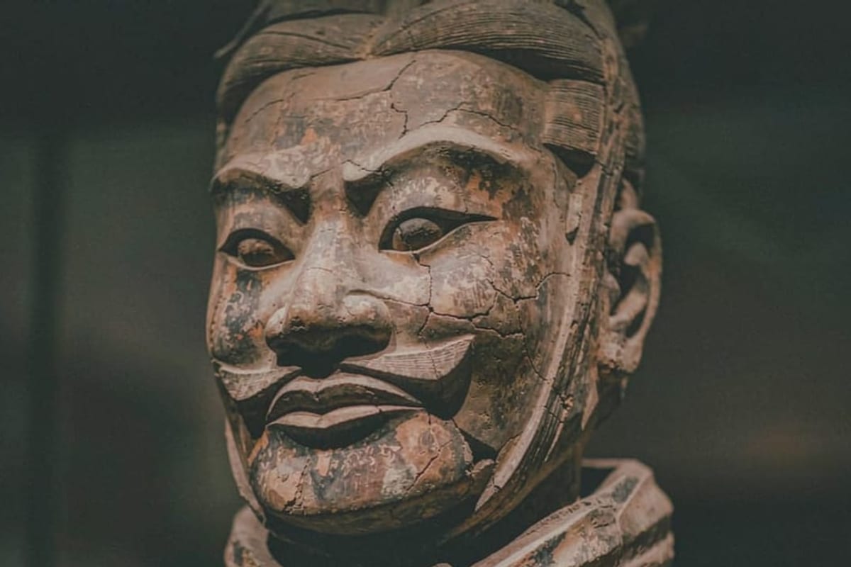 Rosto de um guerreiro de terracota em close