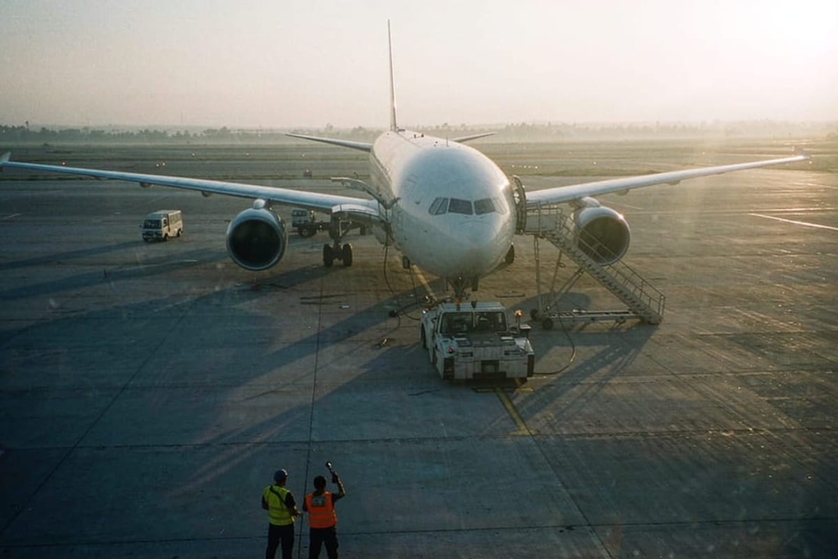 Avião no pátio ao amanhecer