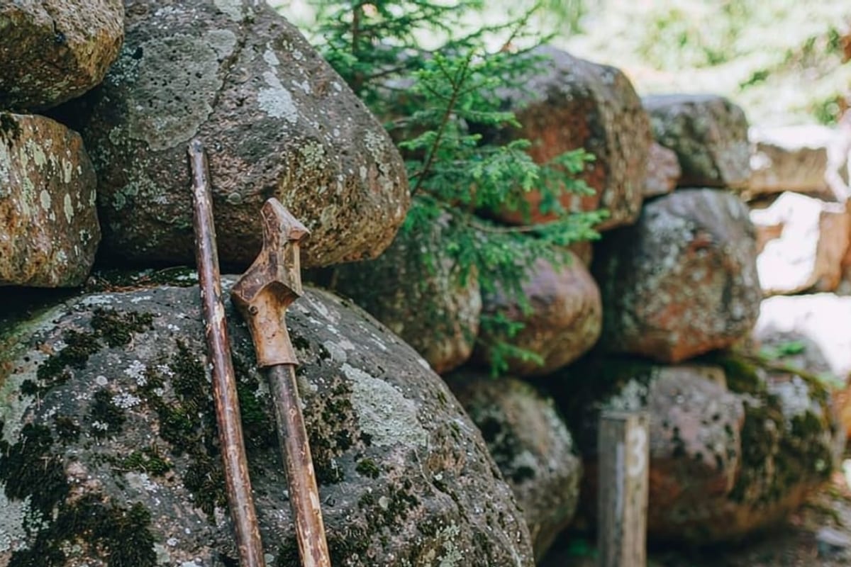 Bastões apoiados num muro de pedra