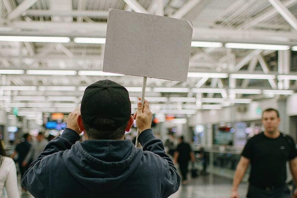 Motorista com placa de nome no aeroporto