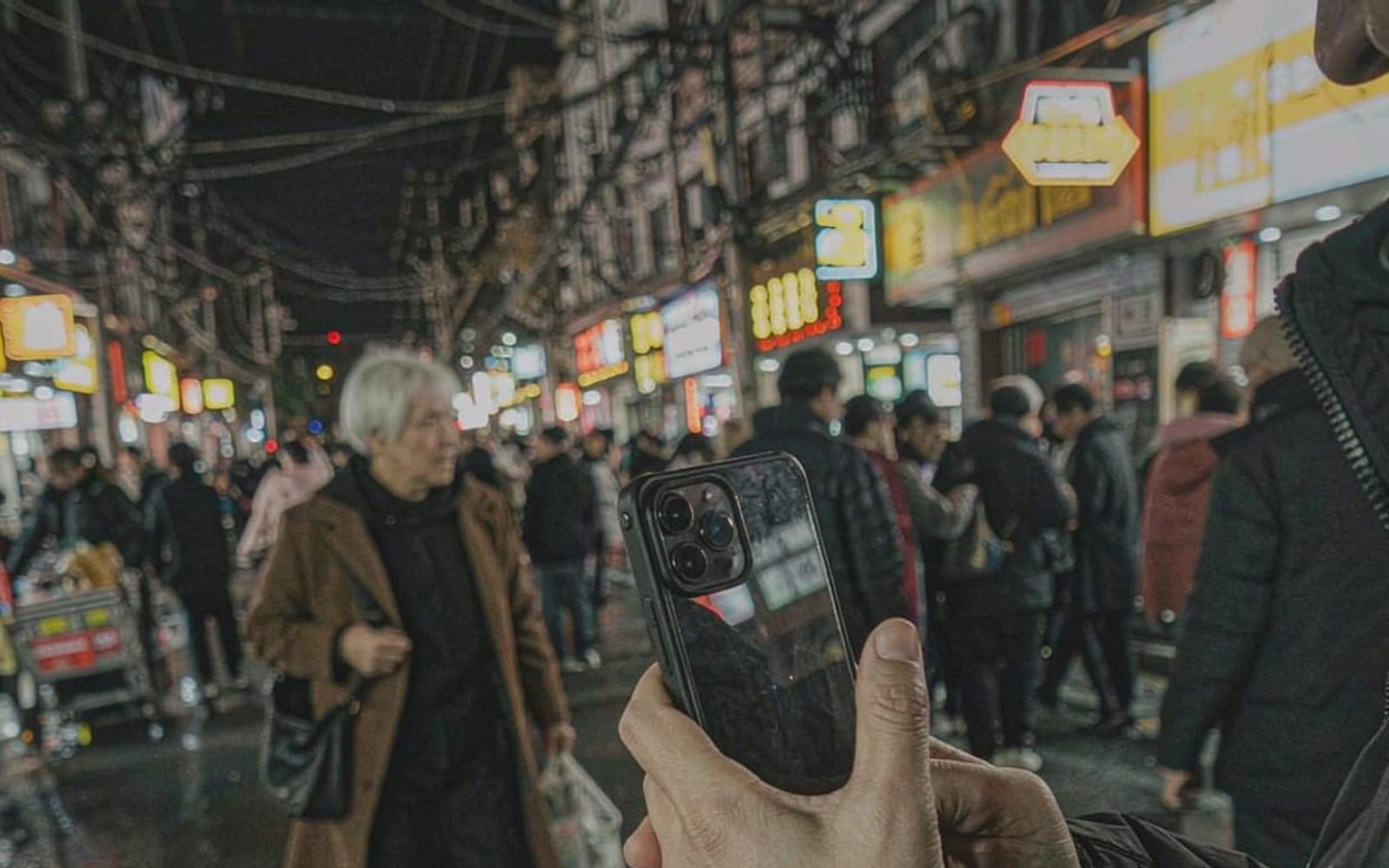 Mão com celular mostrando aplicativo de mensagens